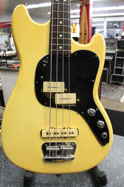 1977 Fender Musicmaster Bass w / Plano ATA Case Mod done in the late 70s FREESHIP