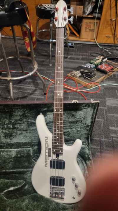 1980s Vintage Yamaha Taiwan Motion Bass MBIII 3 Medium Short Scale Bass White.