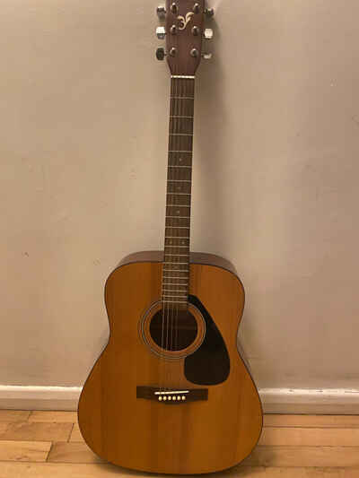 Vintage Yamaha acoustic guitar, comes with a black case