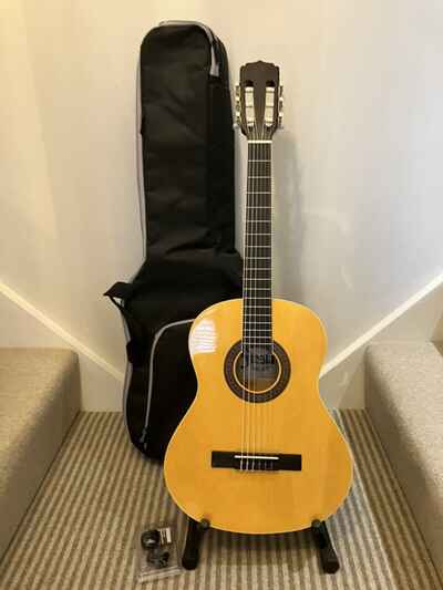 3 / 4 size acoustic guitar