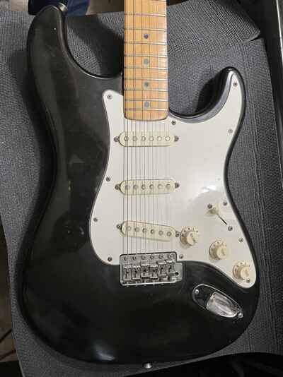 1981 Fender Stratocaster guitar black vintage USA with case 3-bolt big headstock