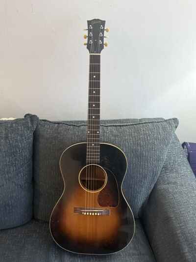 1952 Gibson LG1 Standard Acoustic Guitar - Vintage Sunburst