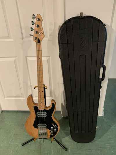 peavey t-40 bass guitar 4 String With Case Works Excellent Nice Guitar