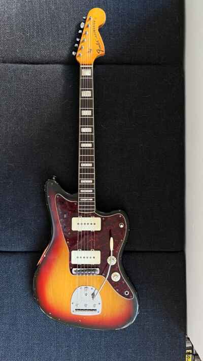 Fender Jazzmaster 1972 Sunburst finish is in good vintage condition