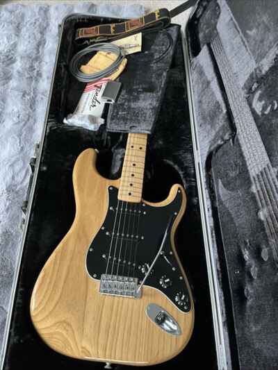 Fender 1979  Stratocaster Guitar, Natural with Case   8