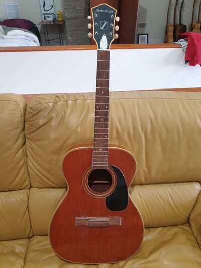 vintage    Harmony Sovereign Model H6303 .  1972    usa  solid mahogany