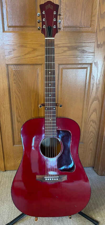 Guild D25C Cherry Acoustic Guitar with original case - 1974