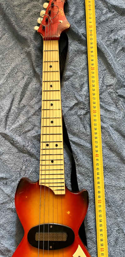 Chitarra giocattolo di plastica - Vintage Plastic Toy Guitar