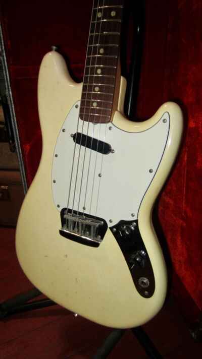 Vintage 1975 Fender Musicmaster White w /  Original Hardshell Case