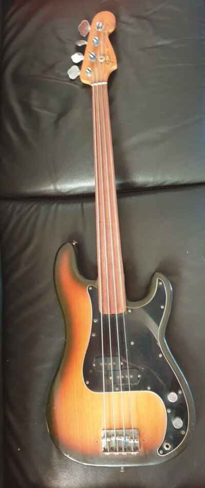 Vendo Fender Bass precision fretless made in US A. 1978