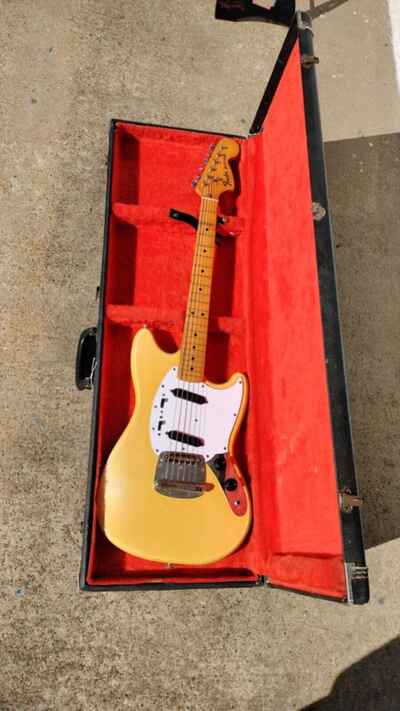 1976 Fender Mustang w / HSC! -LL