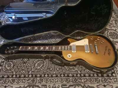 Gibson Les Paul Deluxe 1970 Gold Top. Signed by Mark McEntee.