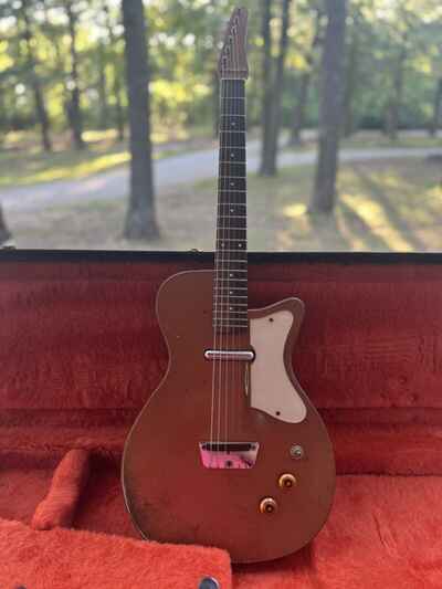 1950??s Danelectro U1 Electric Guitar Dolphin Head Stock & Vintage Fender Case ?