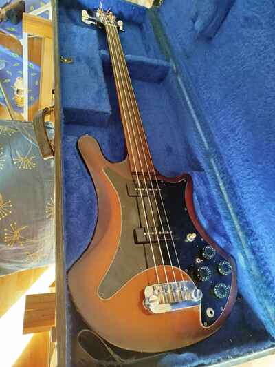 Rare guitare basse fretless GUILD B302F