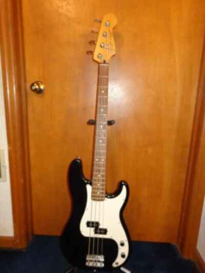 NEVER USED 2011 FENDER PRECISION BASS GUITAR BLACK MADE IN MEXICO  # L 131