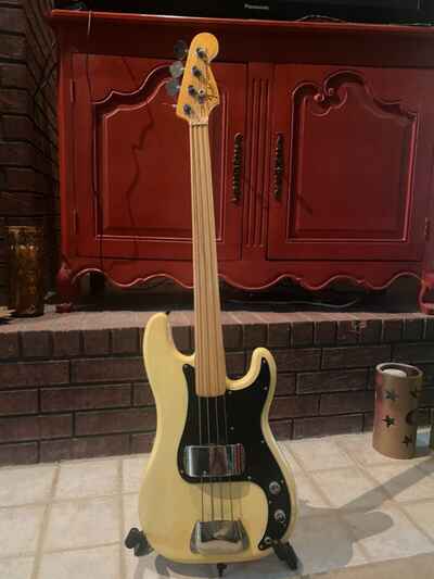 1977 Fender precision bass guitar 4 string fretless near mint condition