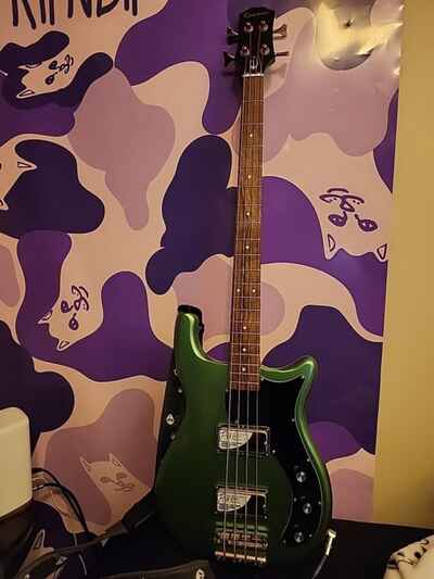 Epiphone Embassy Bass 4-String Bass Guitar Green Metallic w /  Mini Amp & Strings